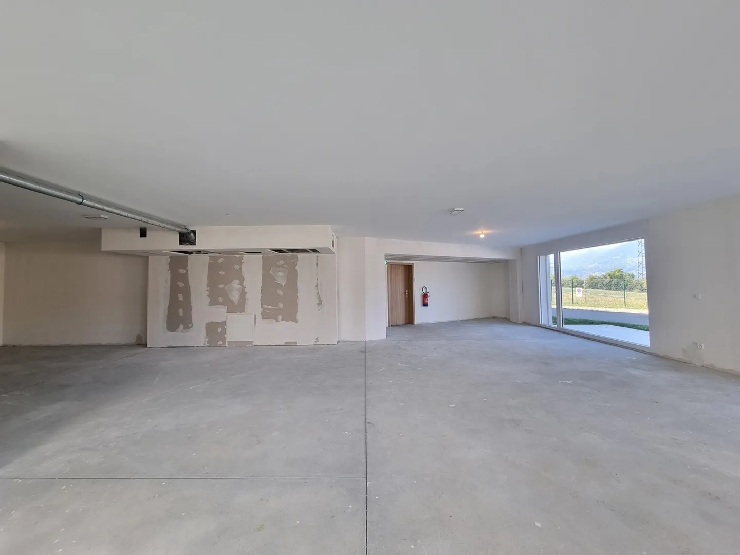 NEU! GEWERBLICHE FLÄCHE VON 131 m² MIT TERRASSE-GARTEN - Foto 9 von 11