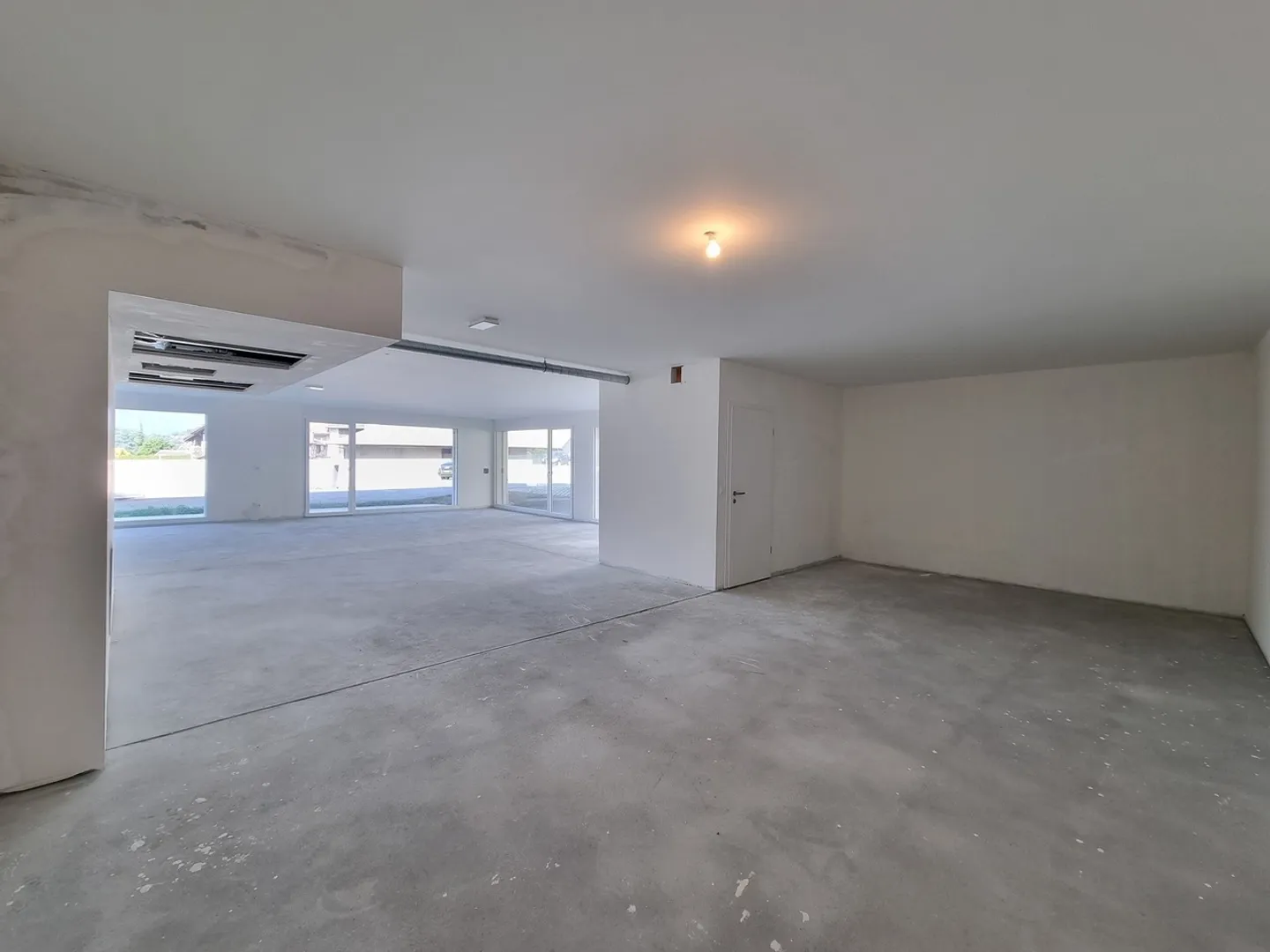 NEU! GEWERBLICHE FLÄCHE VON 131 m² MIT TERRASSE-GARTEN - Foto 2 von 11