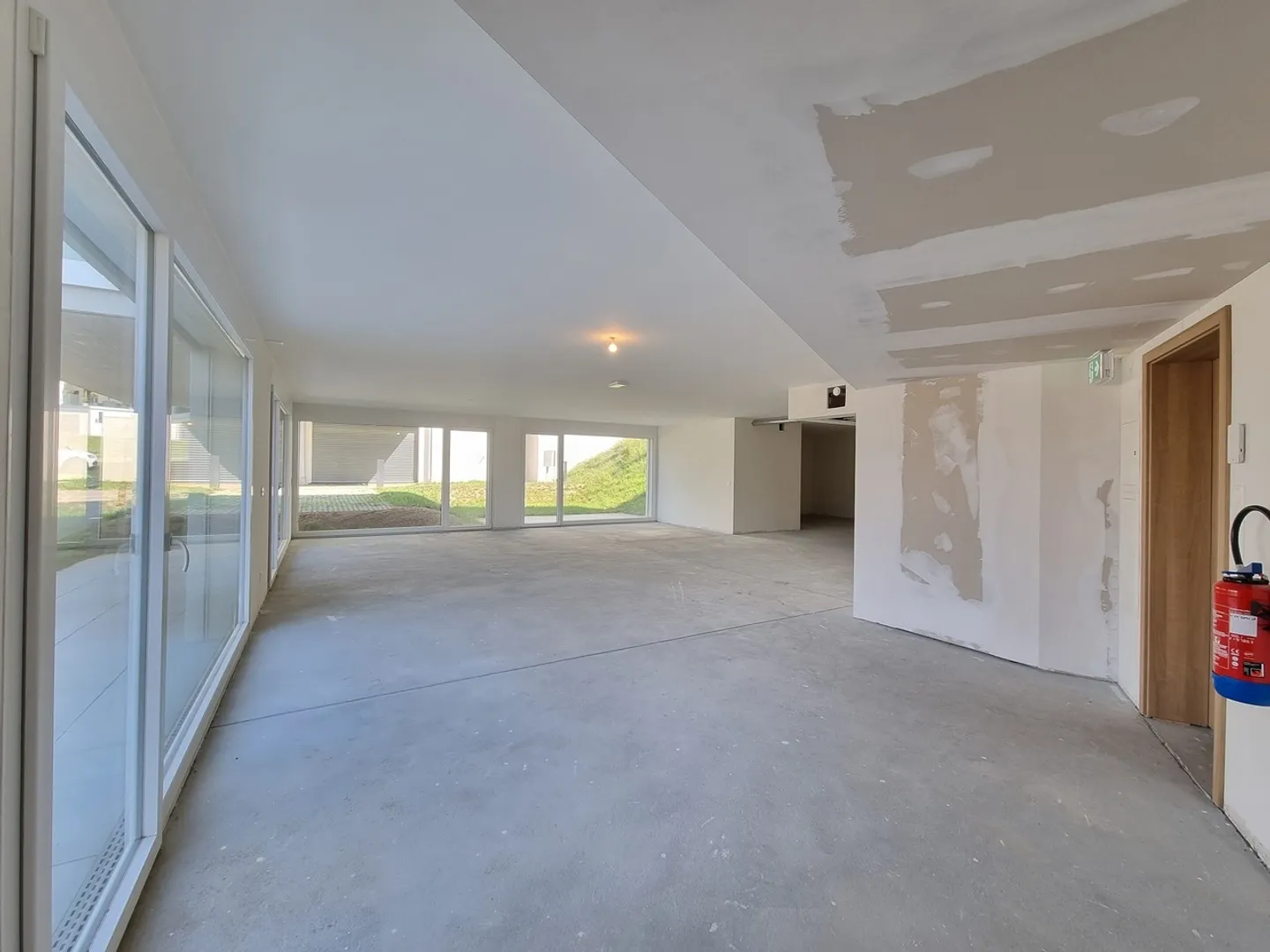 NEU! GEWERBLICHE FLÄCHE VON 131 m² MIT TERRASSE-GARTEN - Foto 3 von 11