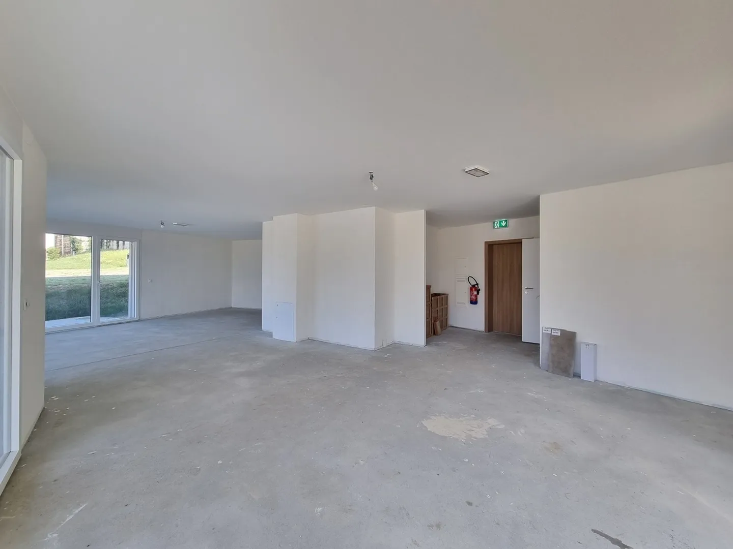 NEW! COMMERCIAL SPACE OF 69m² WITH TERRACE-GARDEN - Photo 4 of 9