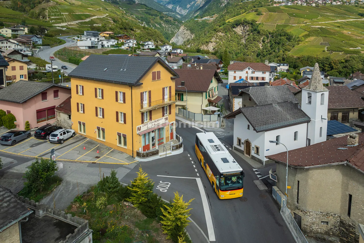 Mixed-use building - Photo 9 of 10