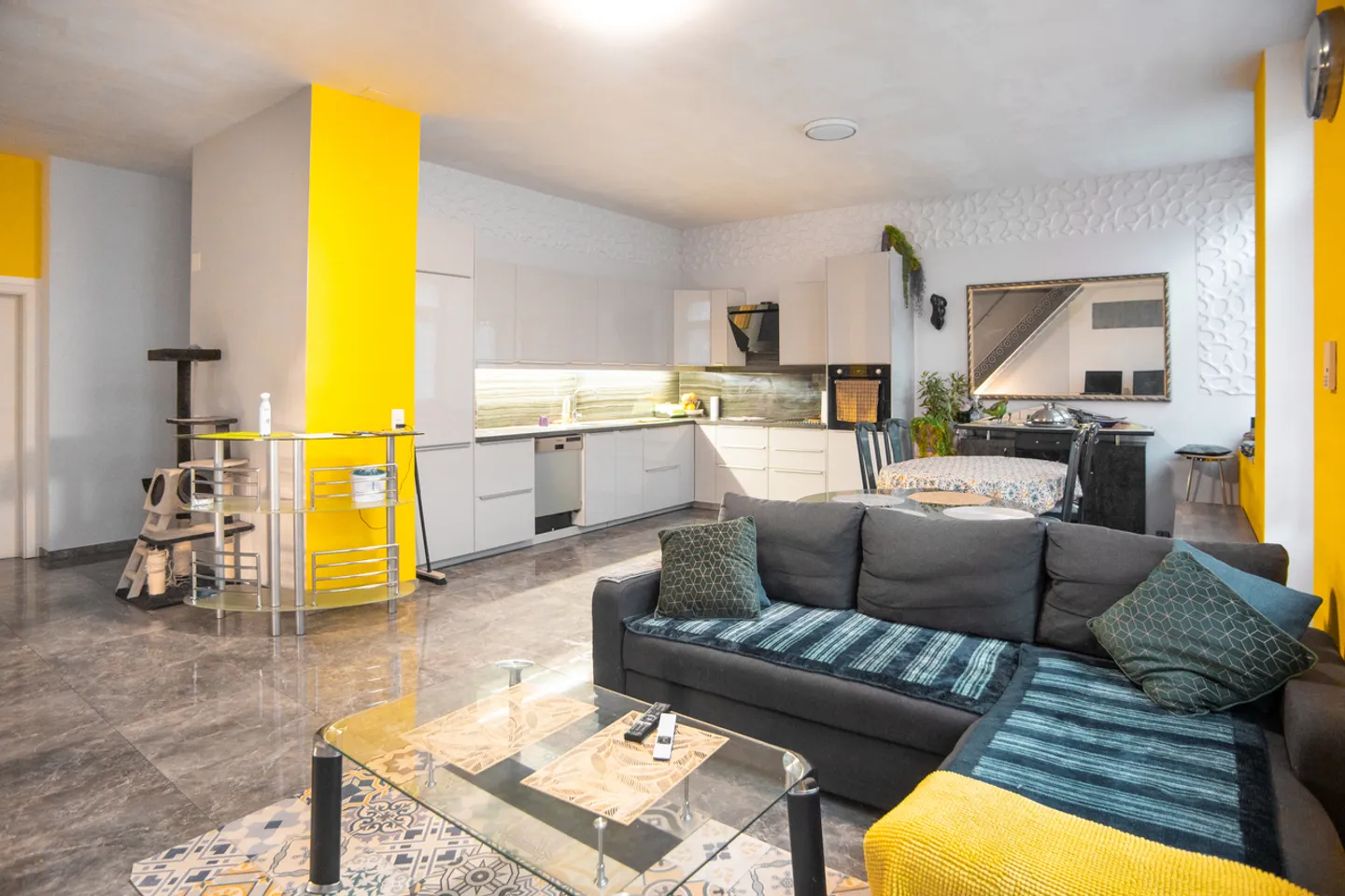 Maison rénovée avec grand espace - Photo 2 sur 12