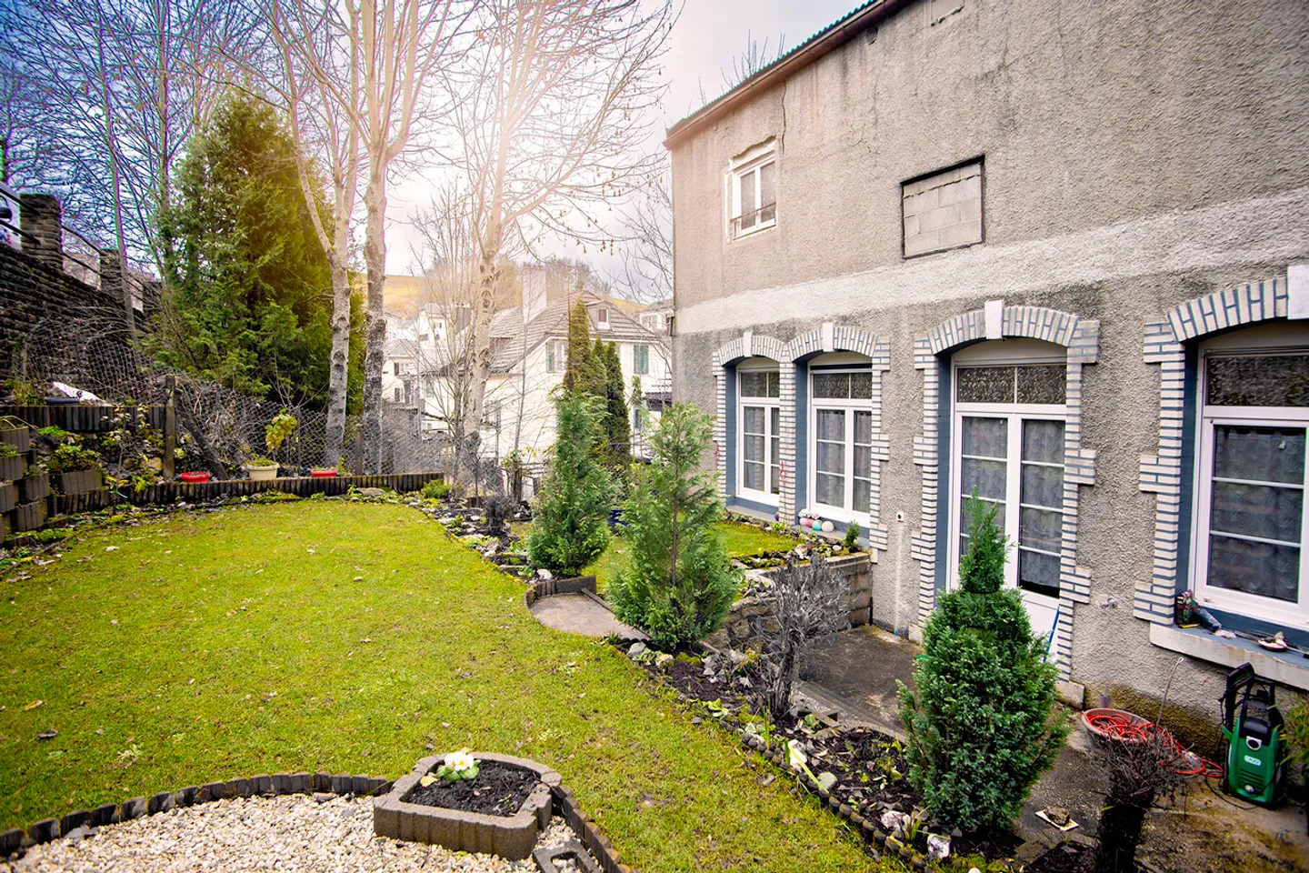 Maison rénovée avec grand espace - Photo 1 sur 12