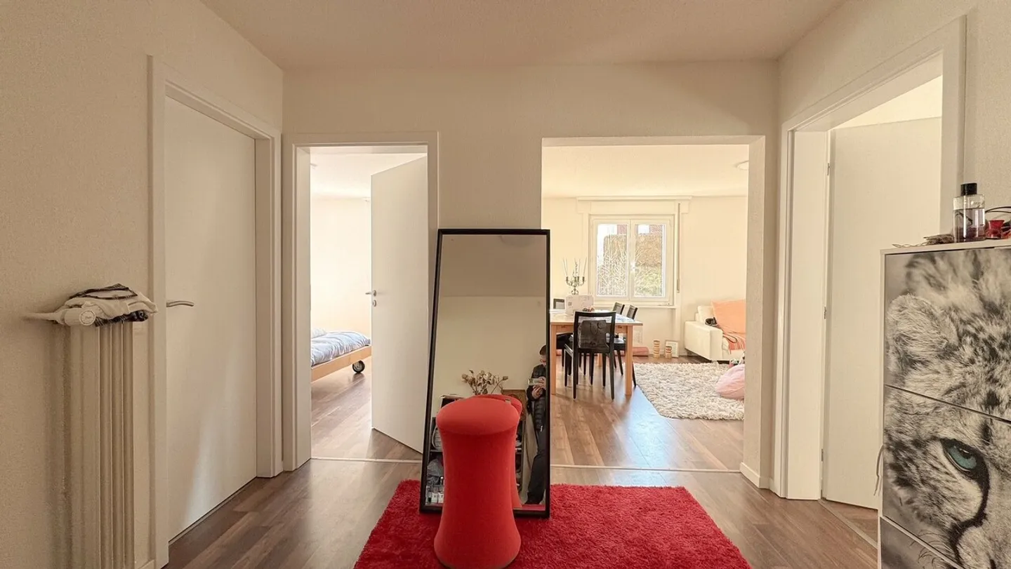 Charming 3.5-room apartment with balcony in a quiet renovated condominium - Photo 3 of 12