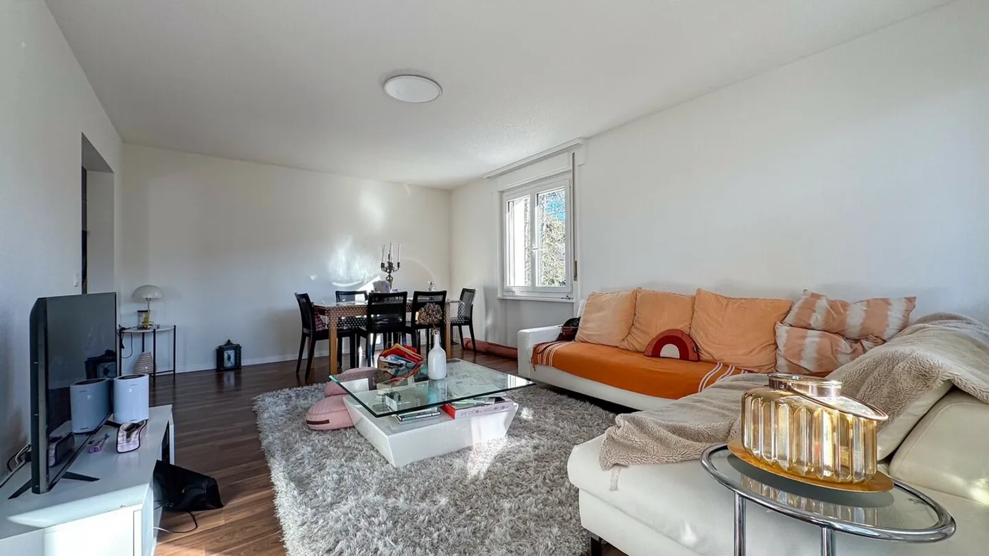 Charming 3.5-room apartment with balcony in a quiet renovated condominium - Photo 8 of 12