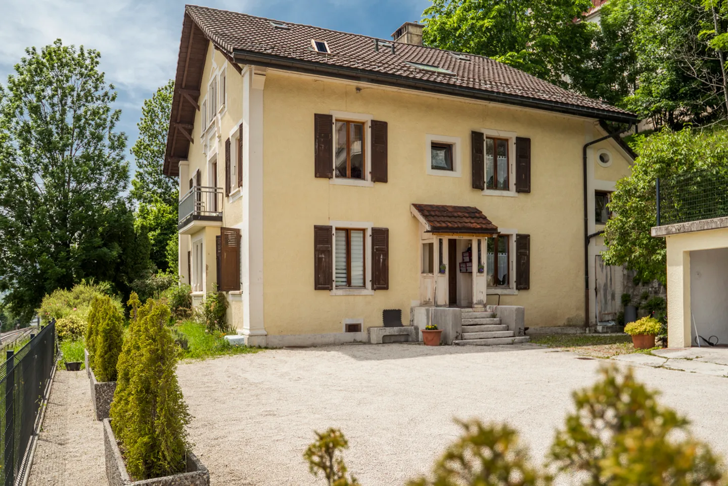 Bâtisse du 19ème avec 3 appartements - Photo 2 sur 13