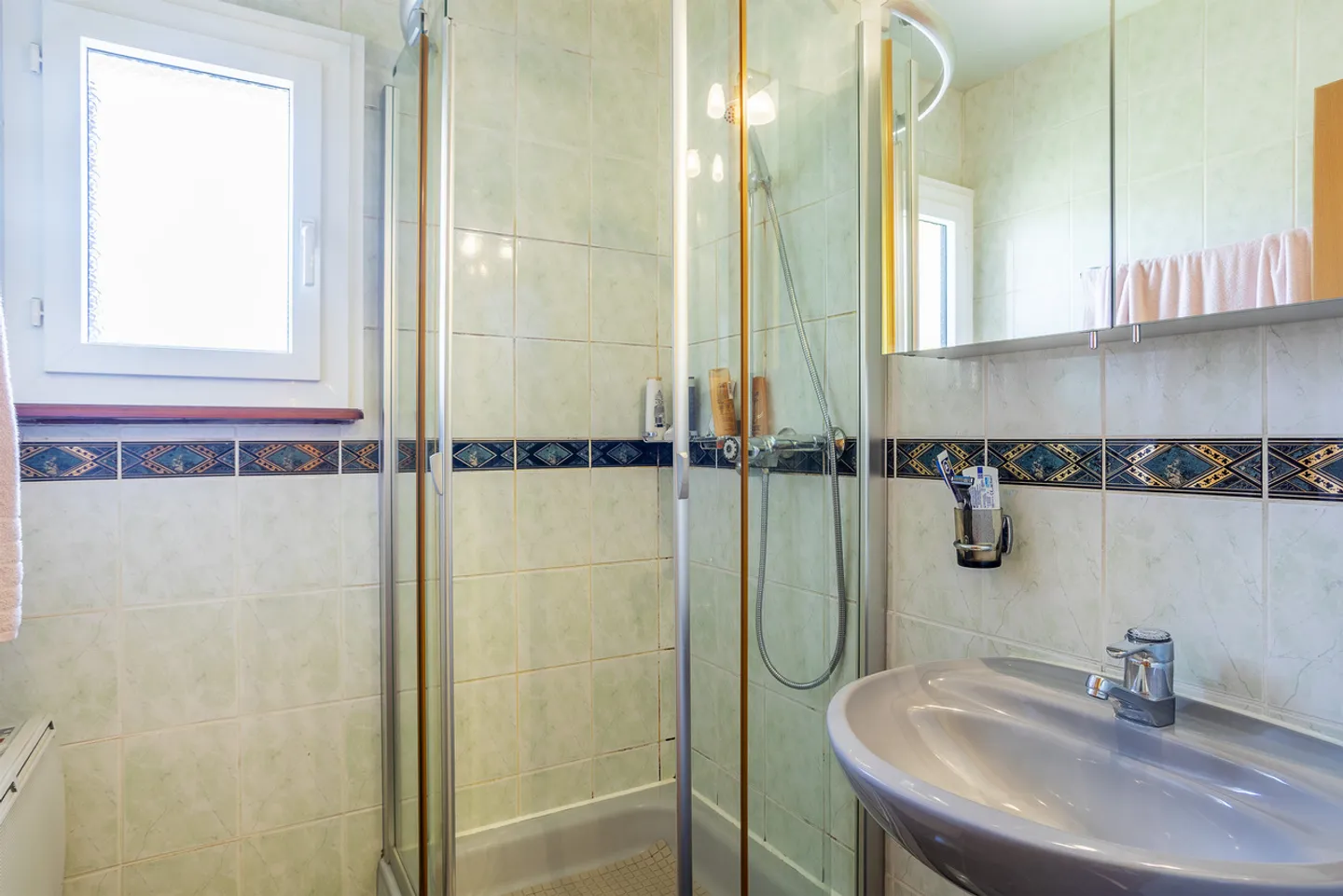 Villa bifamiliare di 5,5 locali con veranda, parcheggi e garage. - Foto 10 di 13