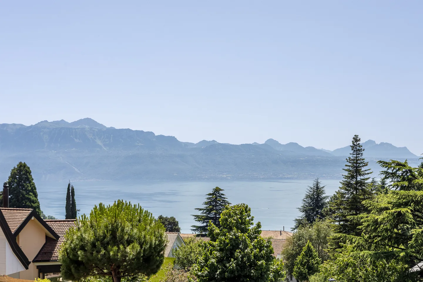 Villa bifamiliare di 5,5 locali con veranda, parcheggi e garage. - Foto 2 di 13