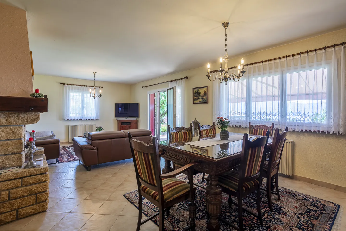 Villa bifamiliare di 5,5 locali con veranda, parcheggi e garage. - Foto 4 di 13