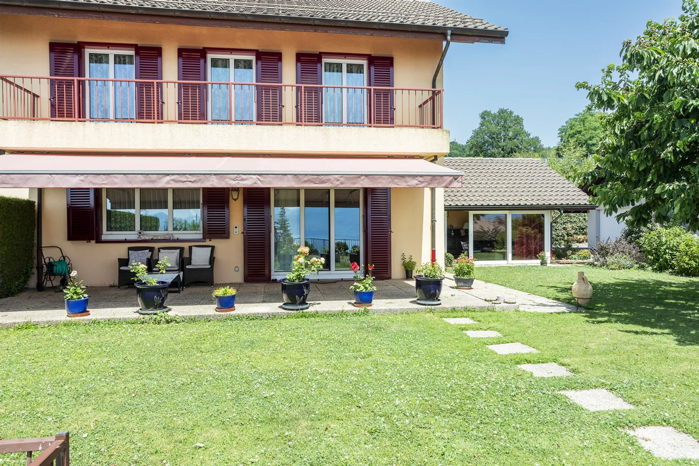 Villa bifamiliare di 5,5 locali con veranda, parcheggi e garage. - Foto 12 di 13