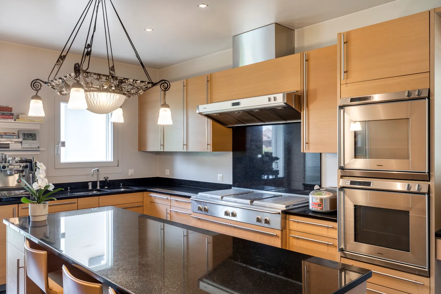 Alloy of elegance and character for this property in Lausanne - Photo 11 of 13