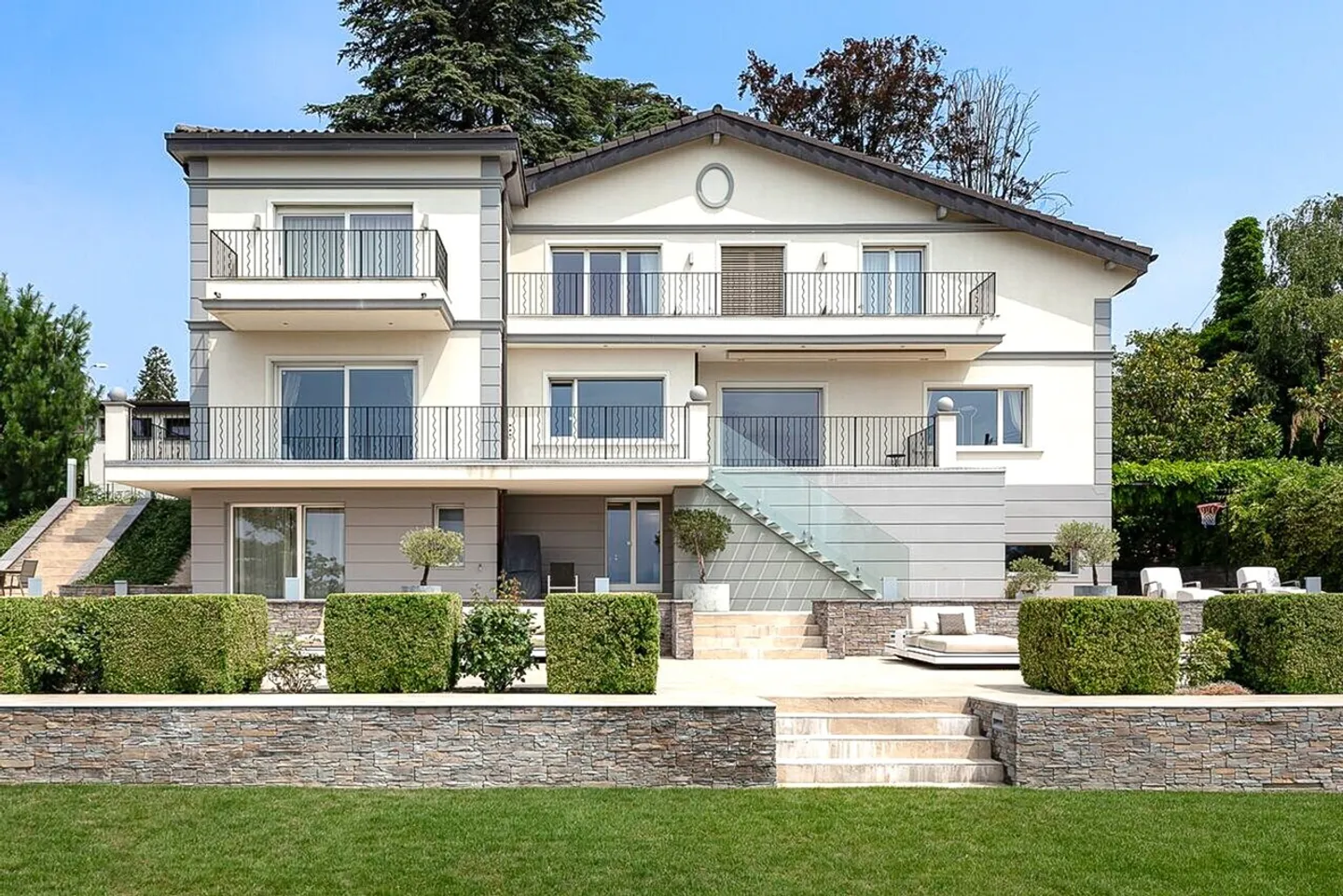 Alloy of elegance and character for this property in Lausanne - Photo 3 of 13