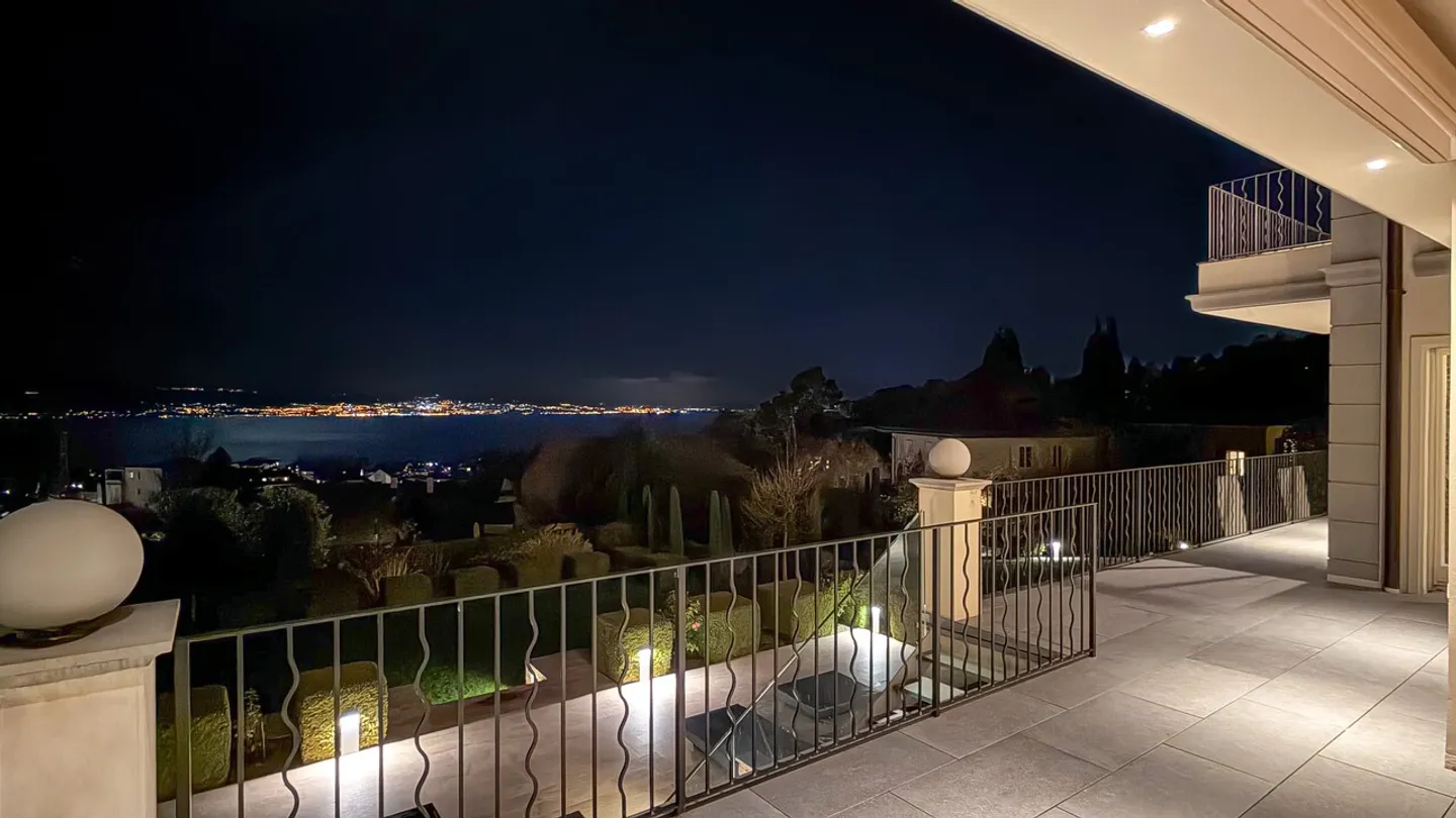 Alloy of elegance and character for this property in Lausanne - Photo 2 of 13