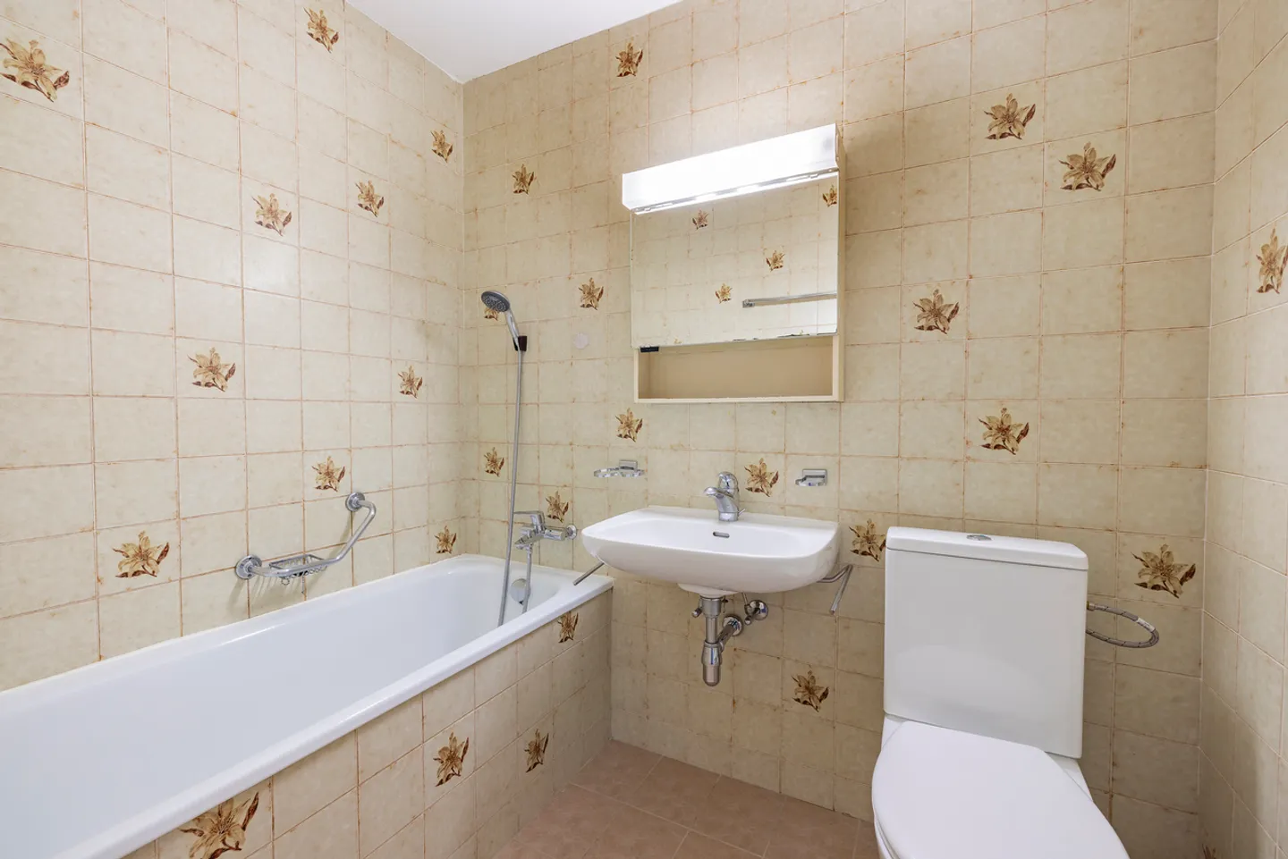 Central address and peaceful setting, just steps from schools and amenities - Photo 8 of 13