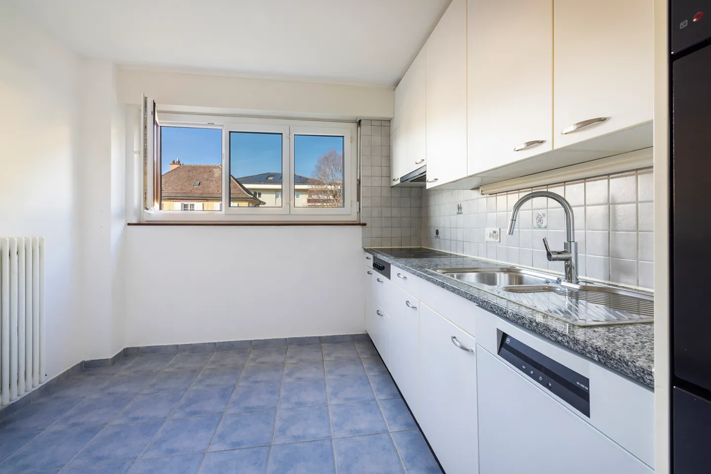 Central address and peaceful setting, just steps from schools and amenities - Photo 4 of 13