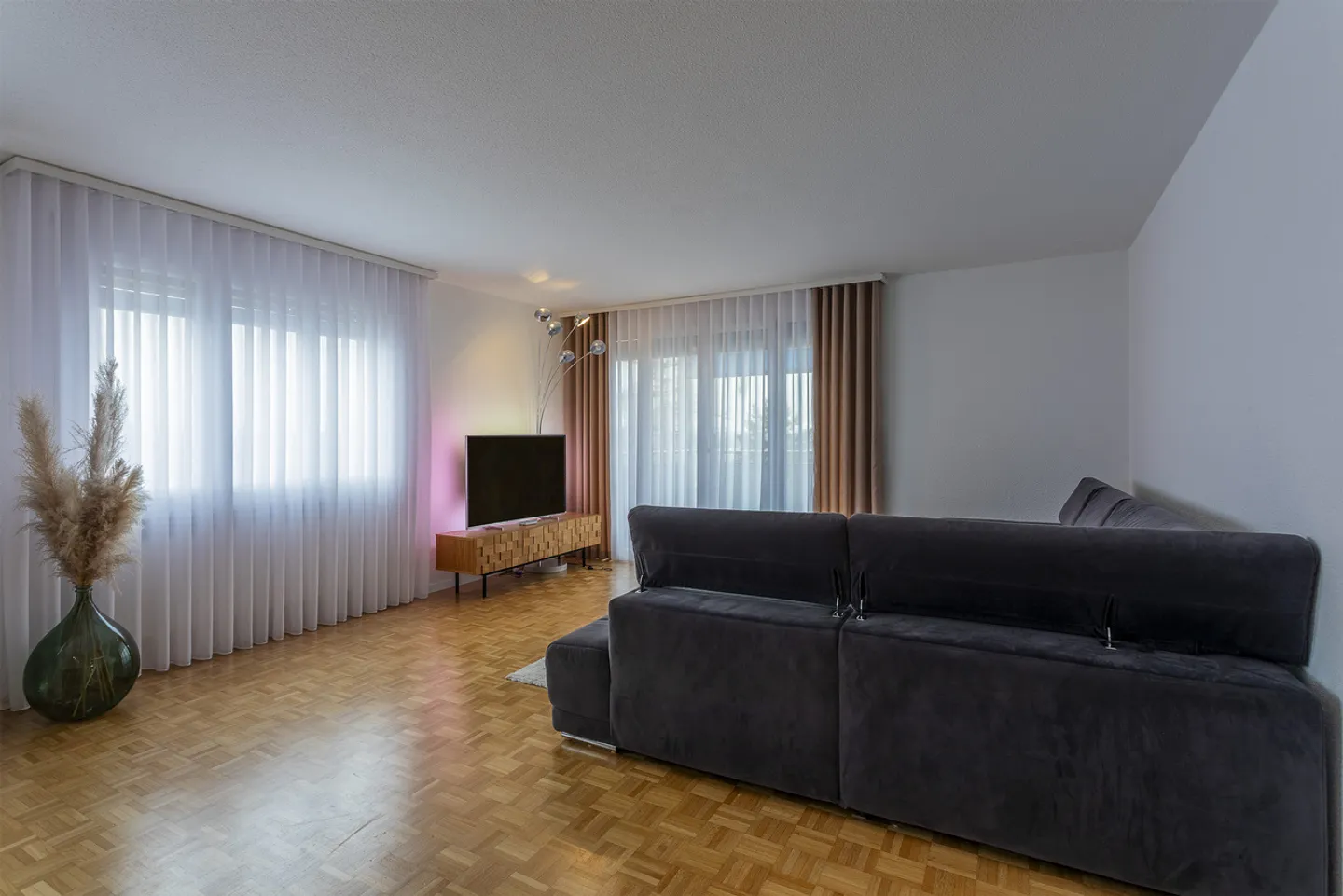 5.5P ON 4TH FLOOR WITH UNDERGROUND PARKING LOT 12 - Photo 2 of 11