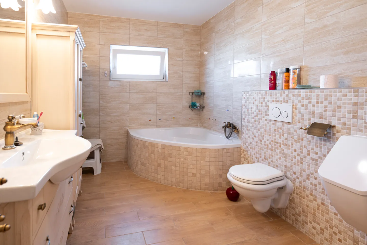 Very large family villa with possible extension - Photo 10 of 13