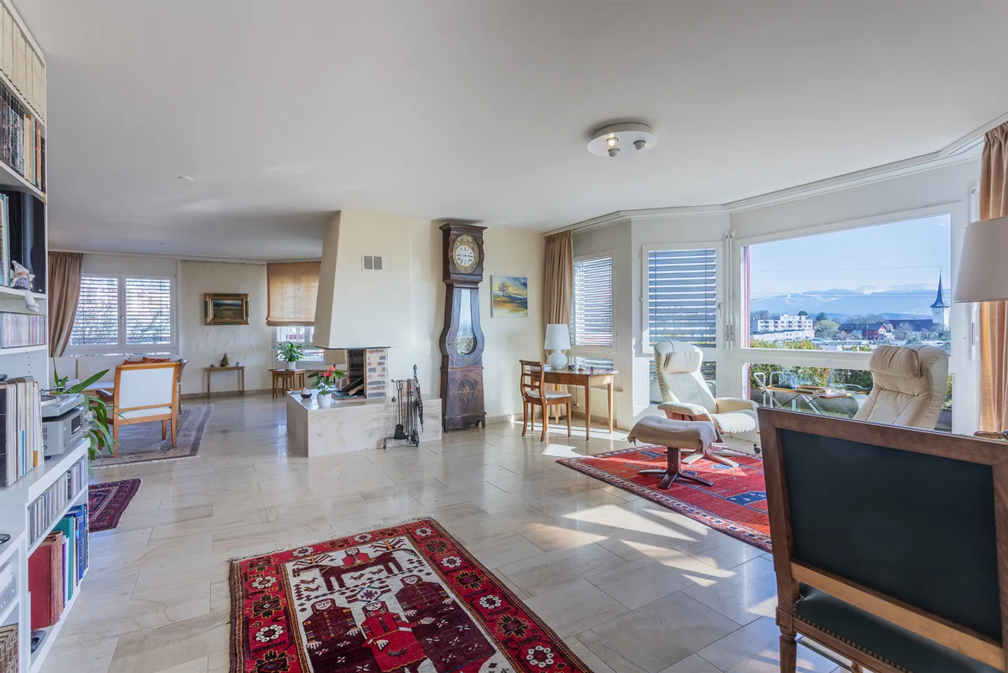 7-room penthouse on the 3rd floor of a condominium building - Photo 2 of 10