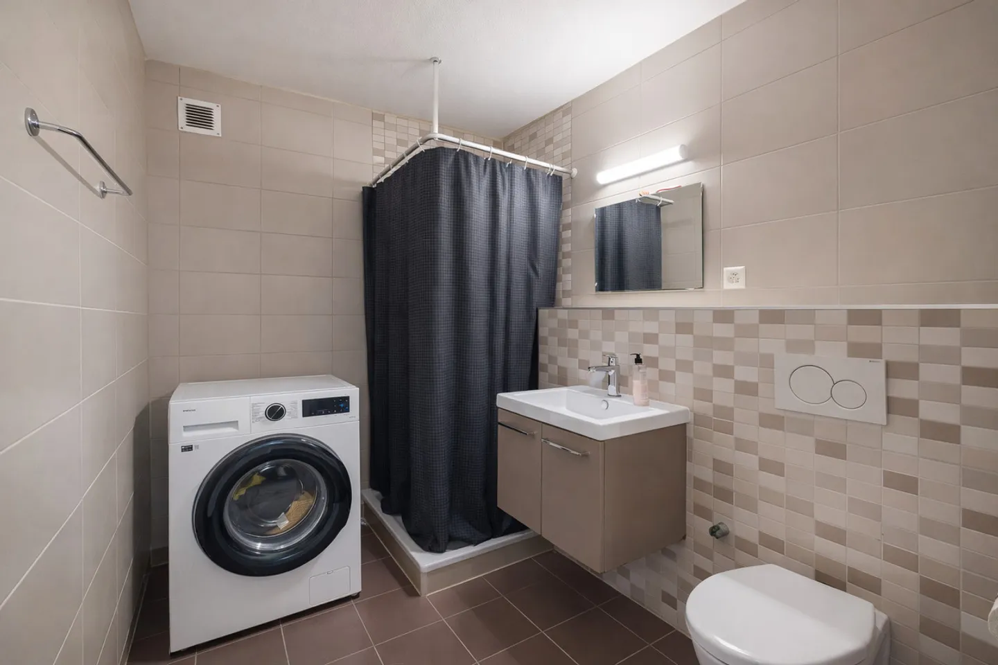 4.5 camere luminose con balconi, vista lago e grande potenziale - Foto 7 di 11