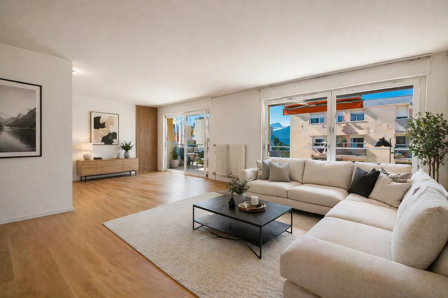 4.5 camere luminose con balconi, vista lago e grande potenziale - Foto 1 di 11