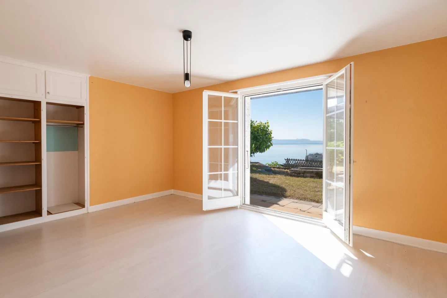 Stunning view of the lake and the Alps for this 7.5-room villa - Photo 8 of 13