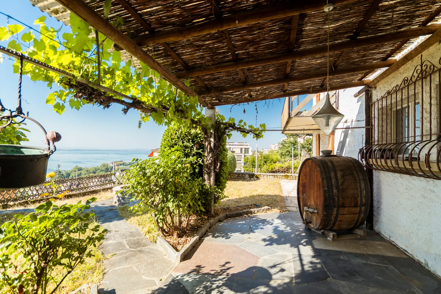 Stunning view of the lake and the Alps for this 7.5-room villa - Photo 2 of 13
