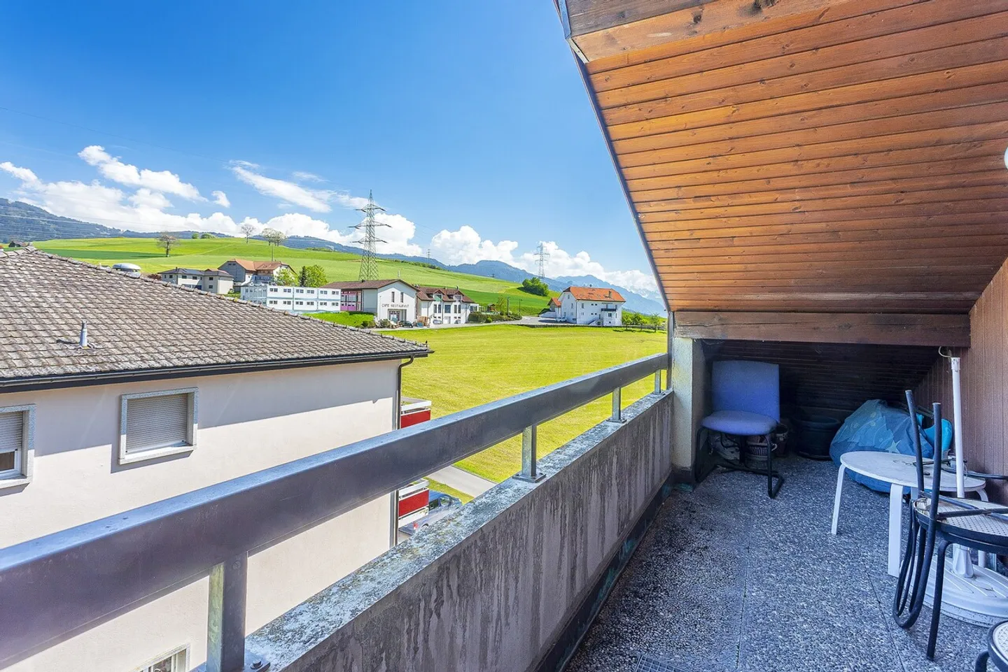 3,5-Zimmer-Wohnung im obersten Stock mit Balkon und Garage - Foto 3 von 9