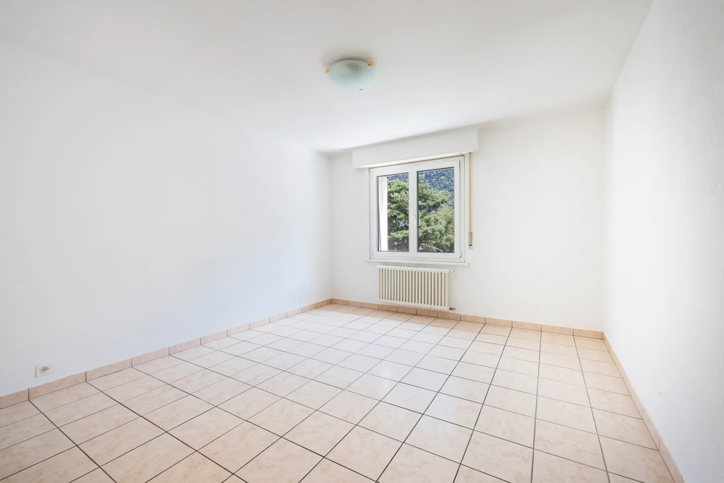 EXCELLENT VALUE FOR MONEY FOR THIS 4.5 ROOM APARTMENT NEAR THE TRAIN STATION! - Photo 10 of 13