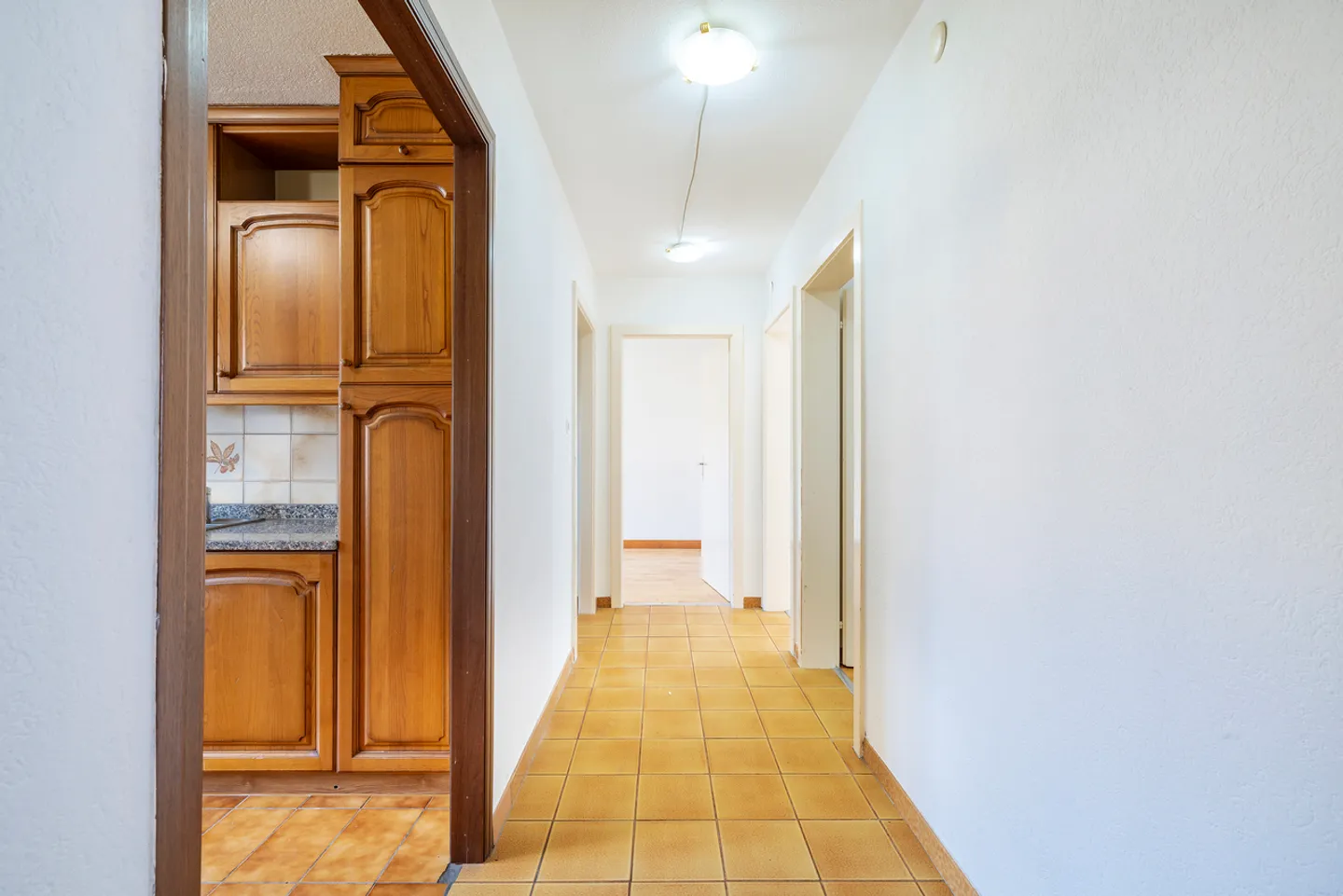EXCELLENT VALUE FOR MONEY FOR THIS 4.5 ROOM APARTMENT NEAR THE TRAIN STATION! - Photo 3 of 13