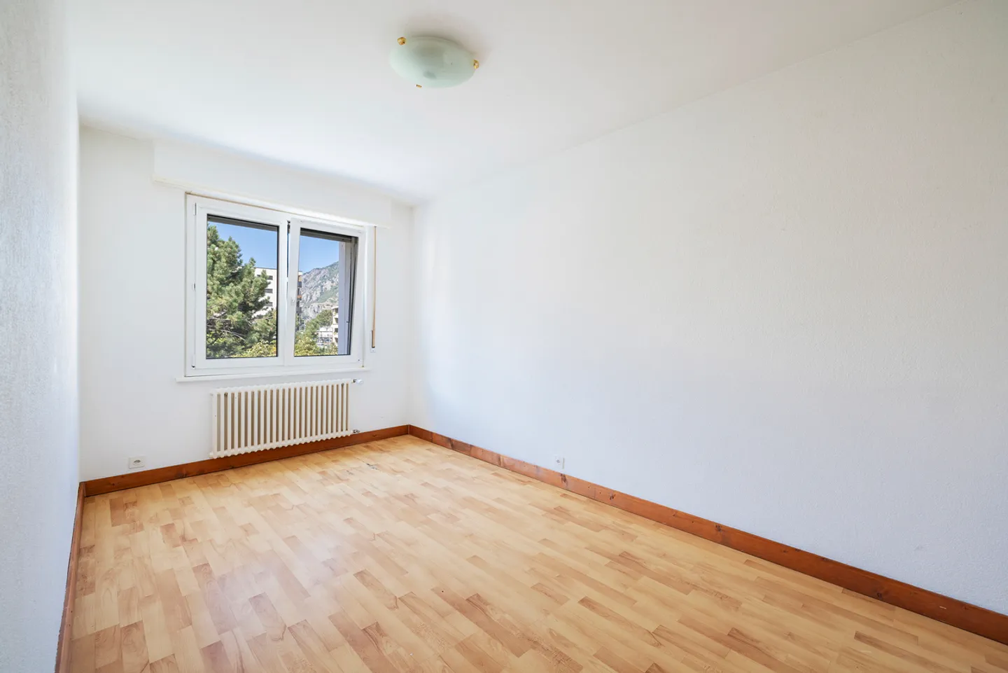 EXCELLENT VALUE FOR MONEY FOR THIS 4.5 ROOM APARTMENT NEAR THE TRAIN STATION! - Photo 9 of 13