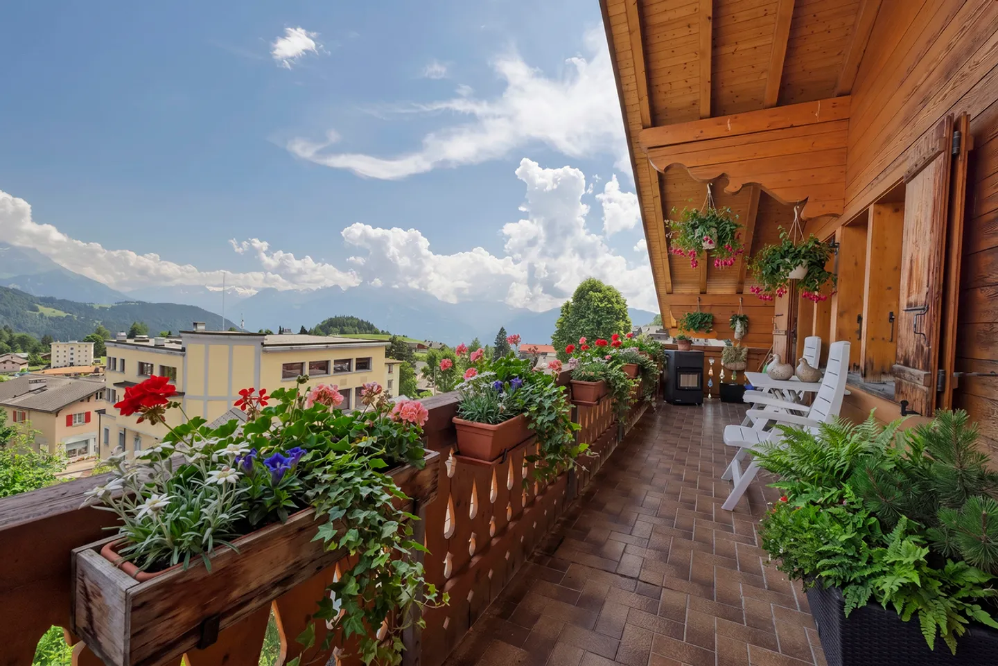 Charmante Chalet-Wohnung mit Kamin im Zentrum des Dorfes! - Foto 1 von 13
