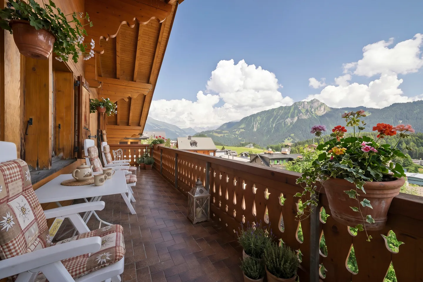 Charmante Chalet-Wohnung mit Kamin im Zentrum des Dorfes! - Foto 2 von 13