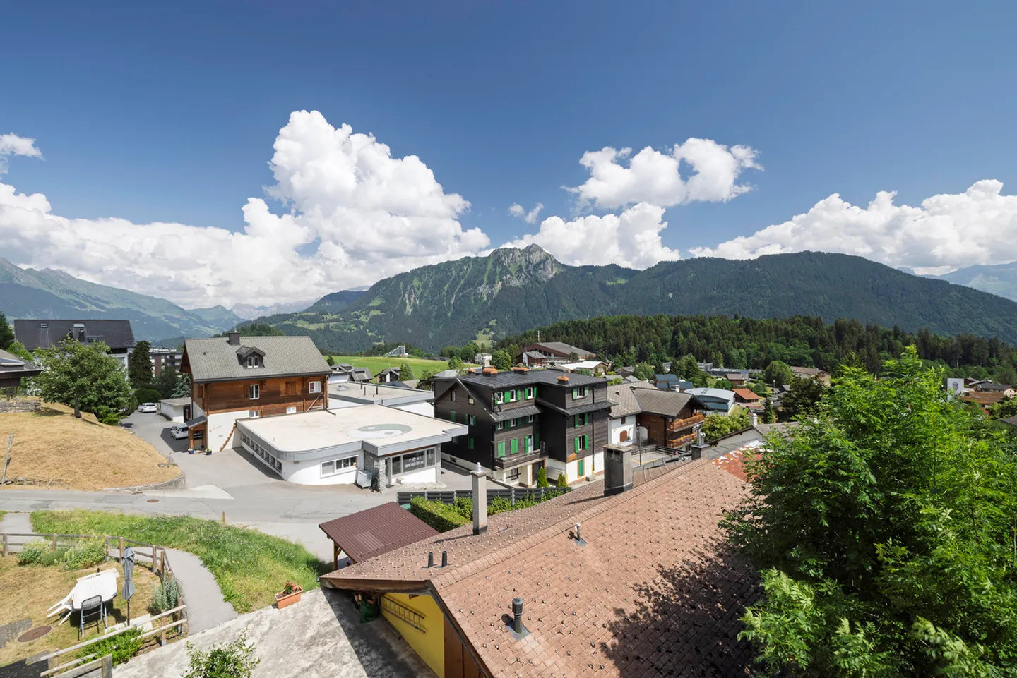 Charmante Chalet-Wohnung mit Kamin im Zentrum des Dorfes! - Foto 3 von 13