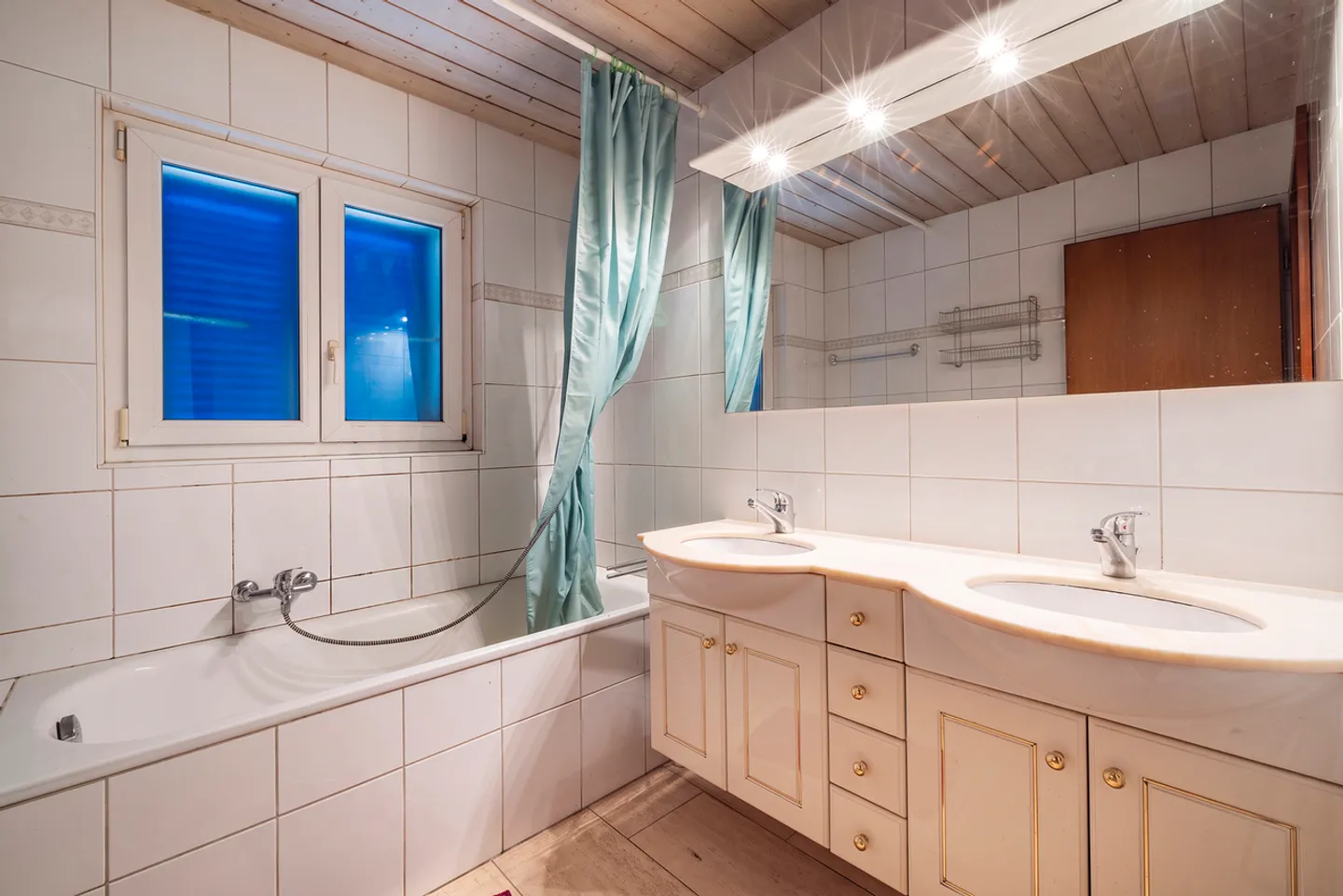 UN RIFUGIO DI PACE PER QUESTA VILLA DI 4.5 STANZE - Foto 12 di 13