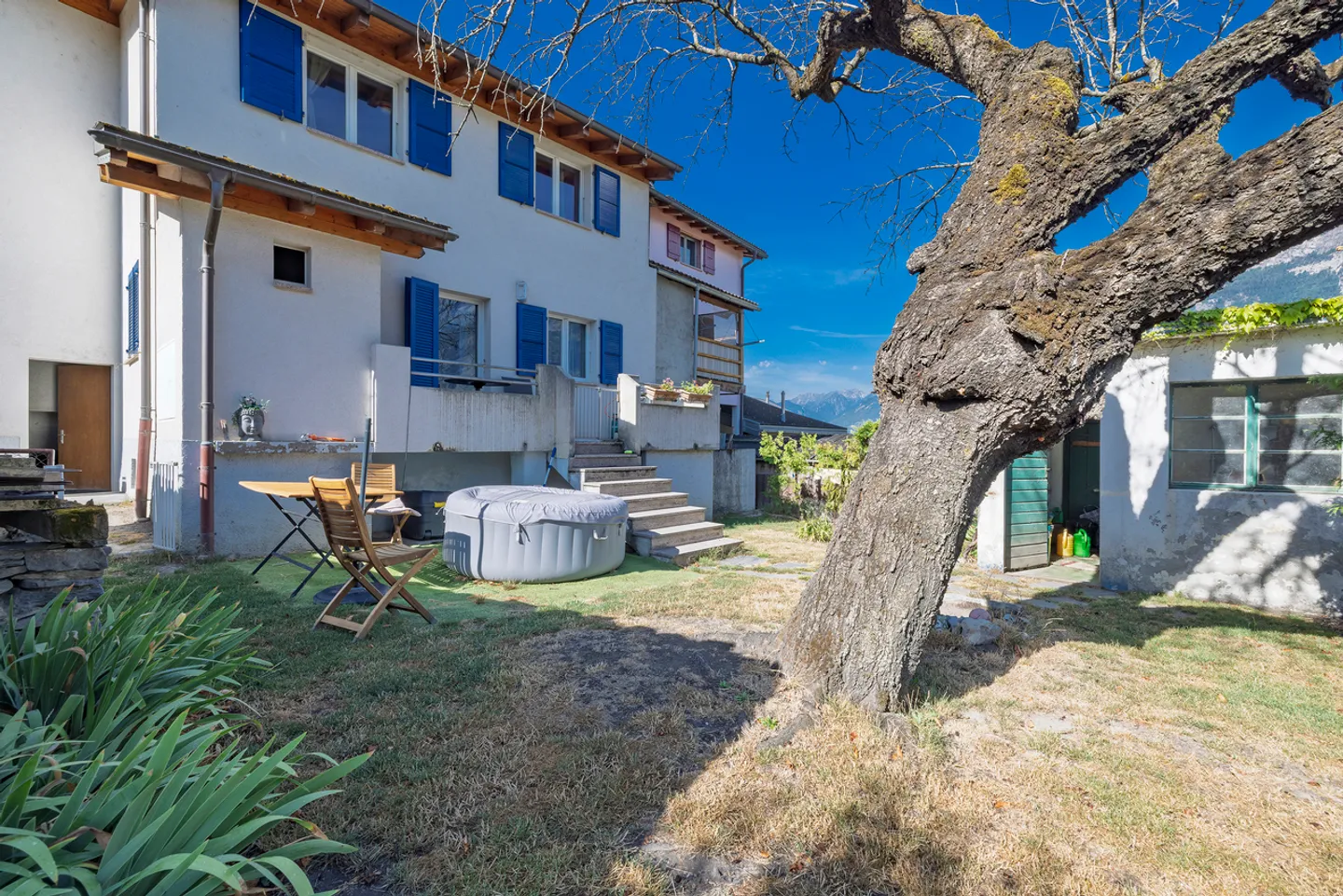 UN RIFUGIO DI PACE PER QUESTA VILLA DI 4.5 STANZE - Foto 1 di 13