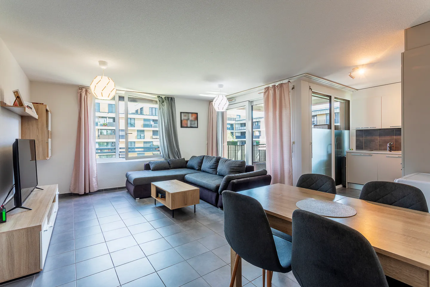 Appartement PPE récent de 3,5 pièces proche centre-ville - Foto 1 di 9