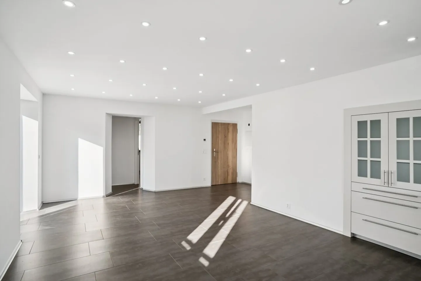 Un appartamento di 4.5 stanze affascinante con balcone - Foto 3 di 8