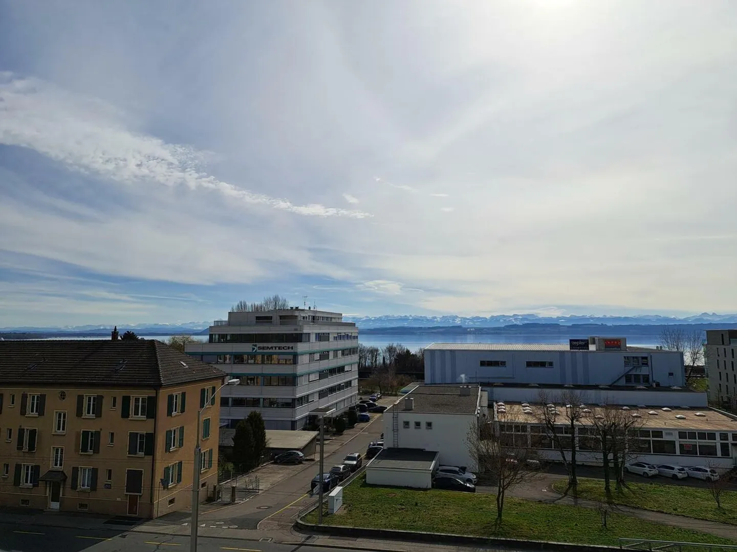 Nice 2.5 rooms with balcony just steps from the lake with elevator - Photo 2 of 10