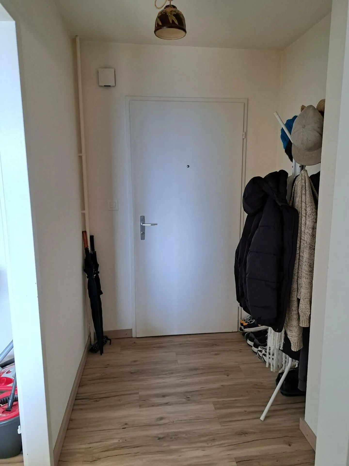 Nice 2.5 rooms with balcony just steps from the lake with elevator - Photo 9 of 10