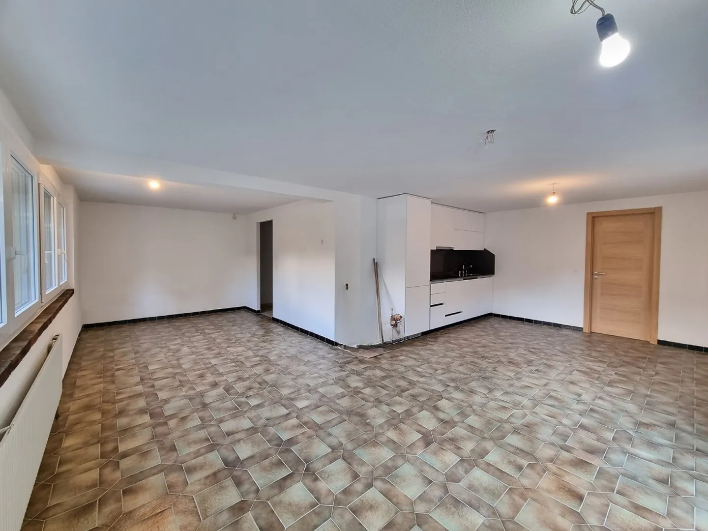 Functional and fully equipped commercial space - Photo 2 of 9