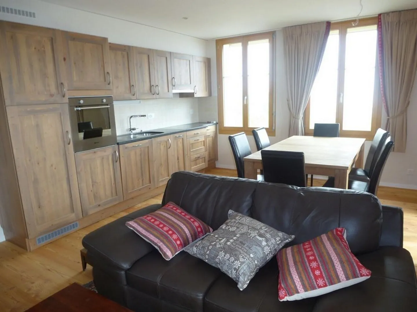 Appartement de 4.5 pièces meublé situé à 250 mètres des télécabines. - Foto 1 von 9