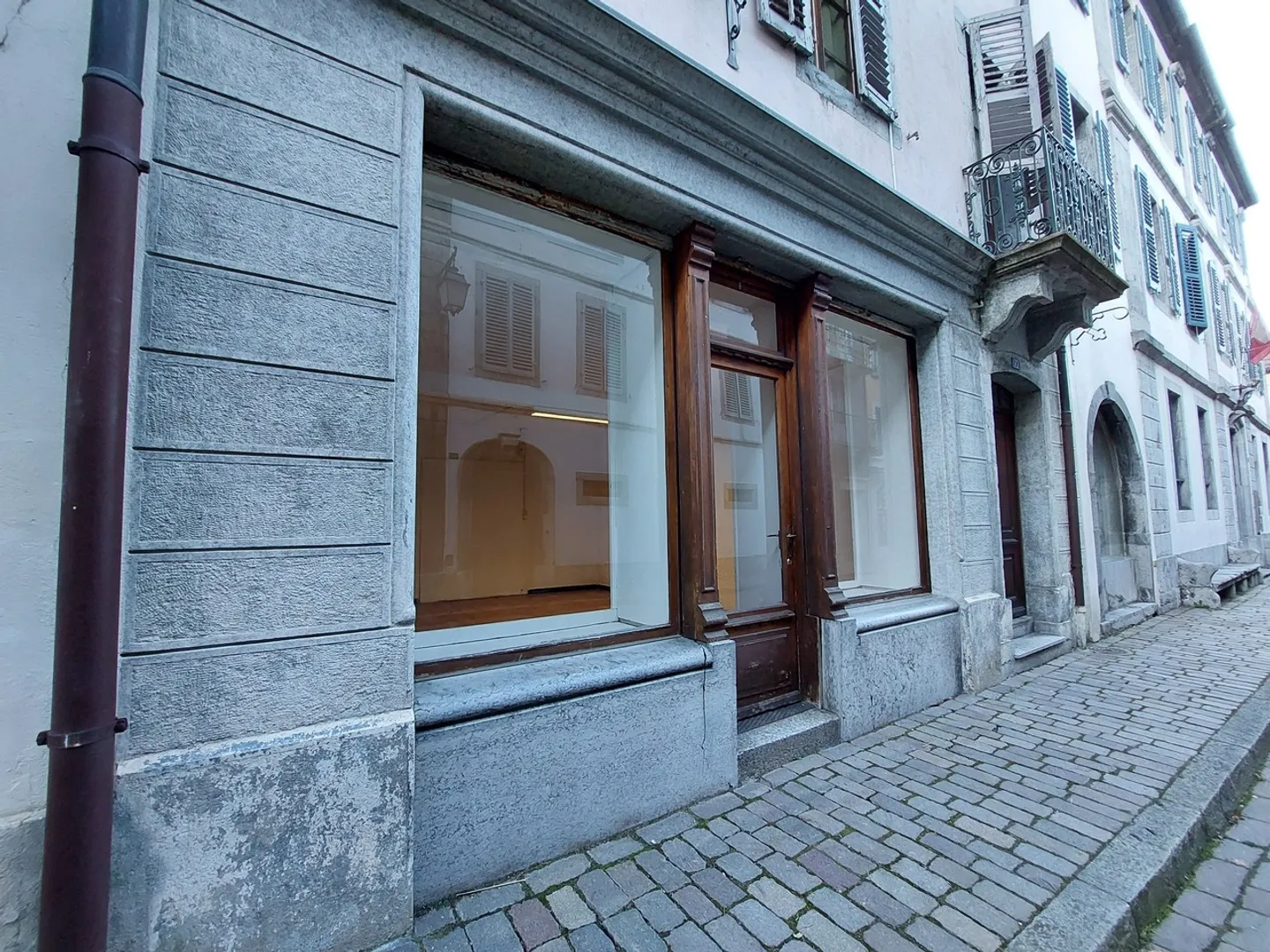 LOCAL IN THE HEART OF THE OLD TOWN - Photo 2 of 4