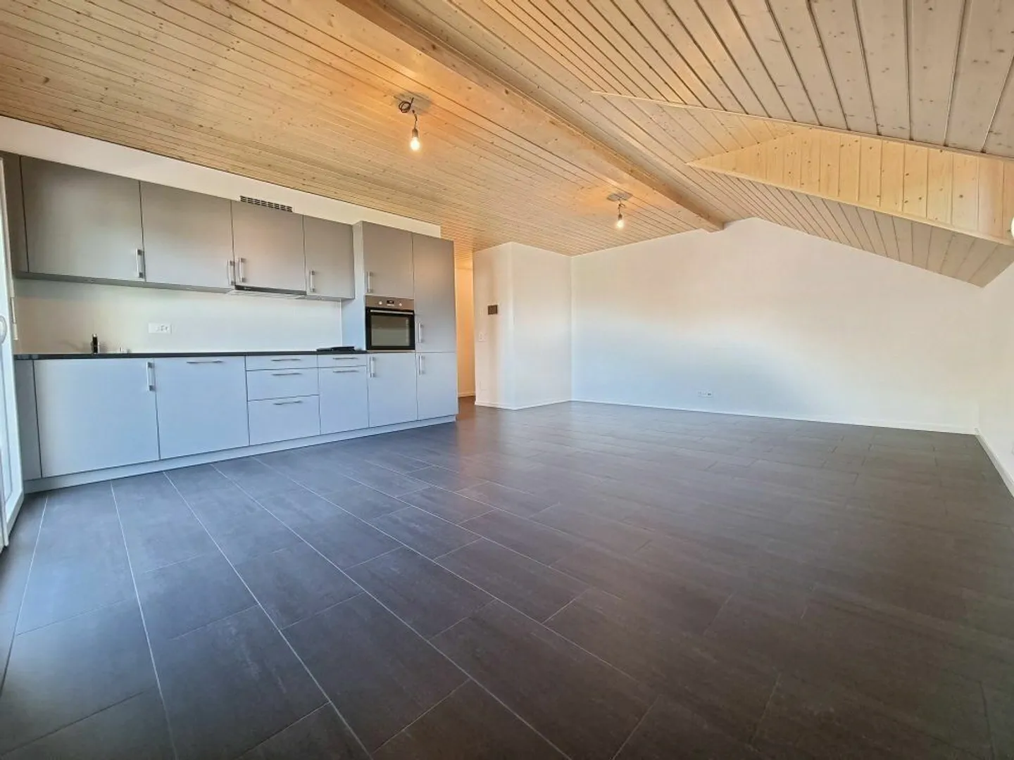 Magnificent 3.5-room apartment on the top floor - Photo 8 of 10