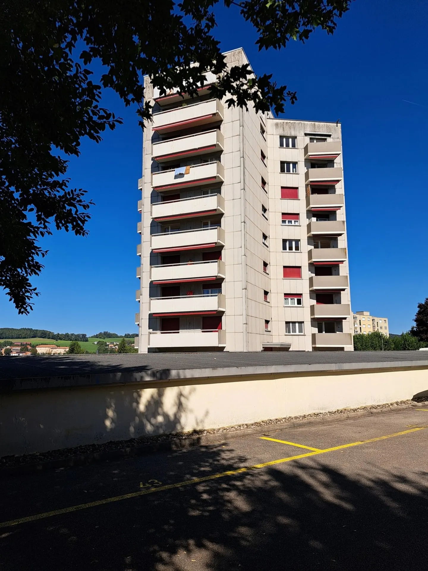 Romont / Garagenbox + Außenplatz - Foto 2 von 3