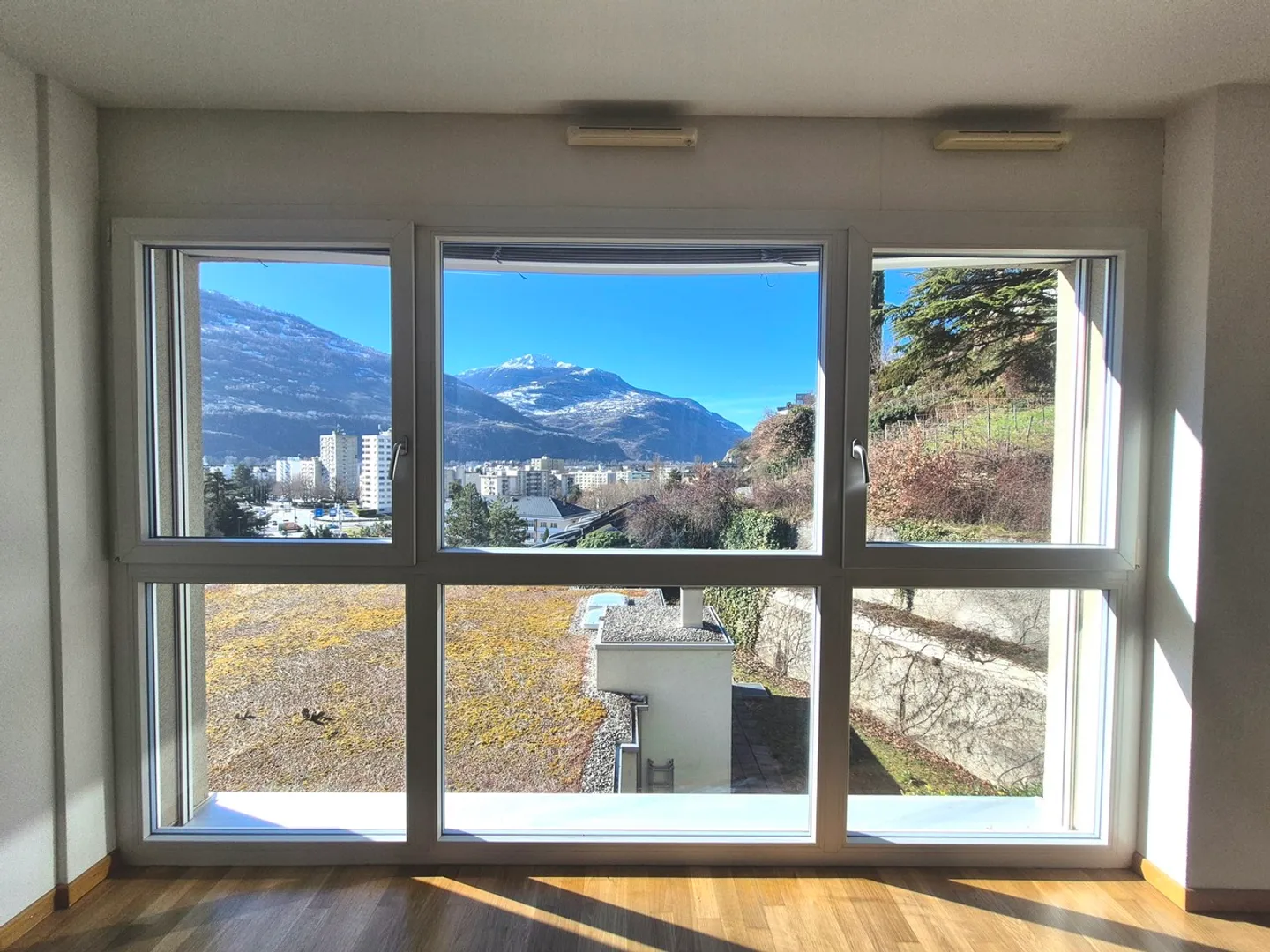 GERÄUMIGES STUDIO VON 49M2 IN SION - Foto 6 von 7