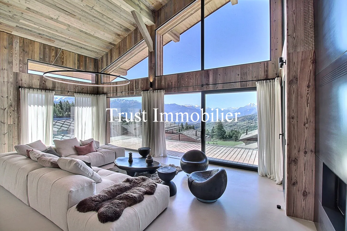 6041. Rare Chalet, 15 min walk from the Regent - Photo 8 of 13