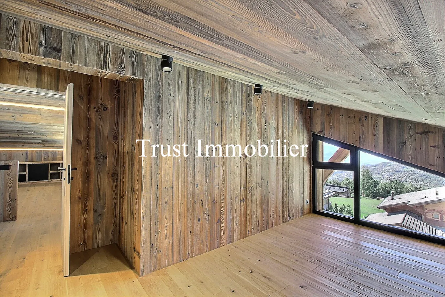 6041. Rare Chalet, 15 min walk from the Regent - Photo 13 of 13