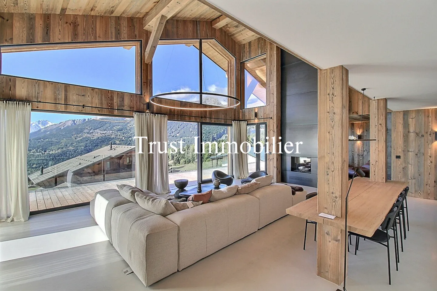 6041. Rare Chalet, 15 min walk from the Regent - Photo 10 of 13