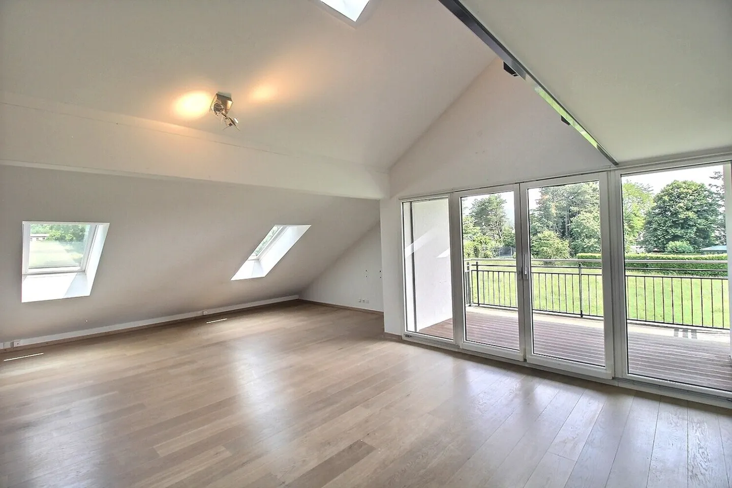 Spacious Modern Apartment with Jura View, 10 Minutes from Nyon - Photo 5 of 13