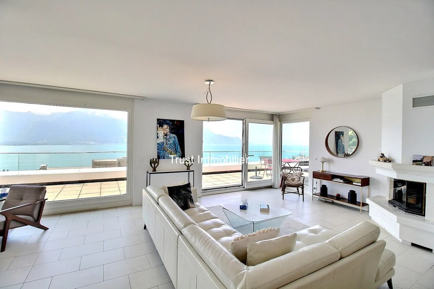 Spacious Penthouse in Montreux: Panoramic View and Vast Terrace - Photo 2 of 13